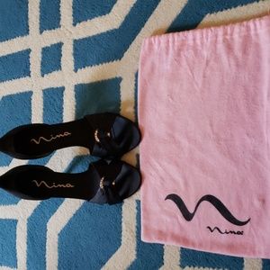 Nina black pump shoe